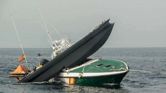 Embarcación de la Guardia Civil abordada por una lancha de narcos. 