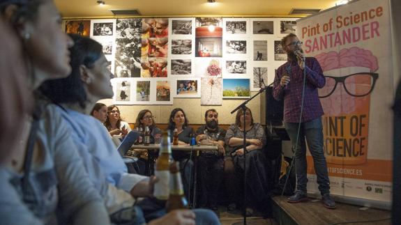 Antonio Higuero, del Instituto de Investigaciones Prehistóricas de Cantabria, habla sobre ‘La cerveza en la Prehistoria’ en el Rvbicón. 