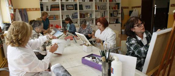 Taller de manualidades en el centro de mayores de Viérnoles, al frente del cual se encuentra Rosa Mazón.