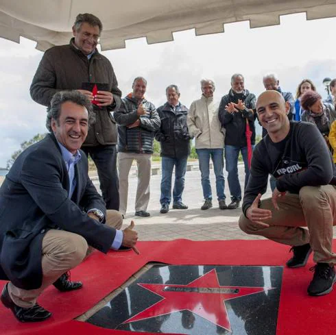 El laureado surfer Pablo Gutiérrez (derecha) descubrió este jueves la estrella con su nombre junto al consejero Francisco Martín. 