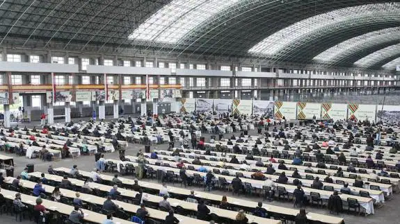 Examen teórico de acceso a 24 plazas de barrendero celebrado en el Mercado de Ganado, en el que participaron casi mil aspirantes