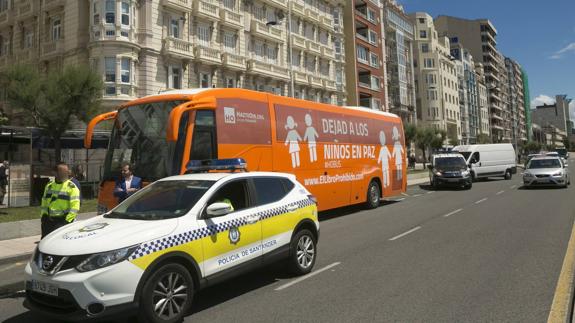 El autobús de HazteOir es escoltado por la Policía a su paso por Santander.