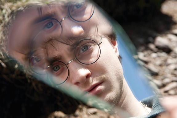 Un adolescente Harry Potter observa su reflejo. :: DM