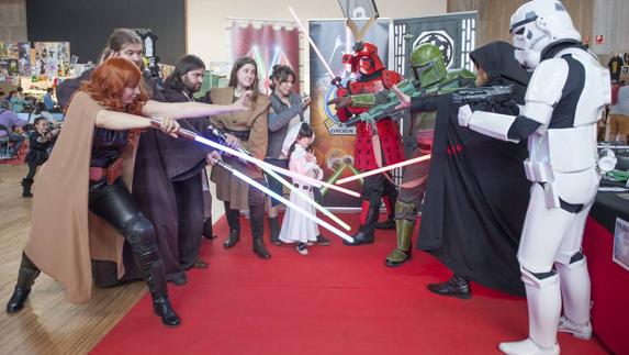 El lado oscuro se enfrenta al lado luminoso de la fuerza.