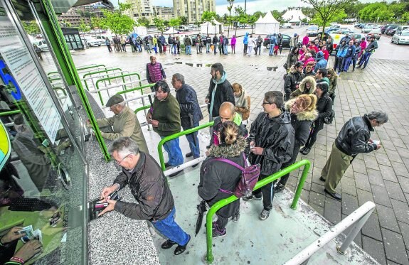 Cola de aficionados que pasaron esta semana por las taquillas de El Sardinero para comprar una entrada para Majadahonda. :: roberto ruiz