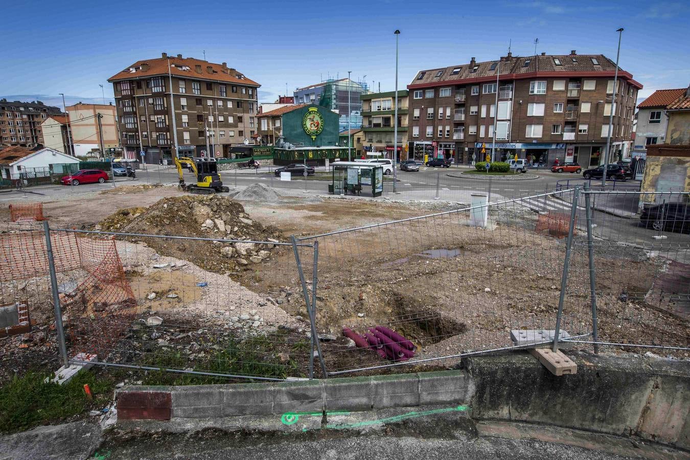 La vieja bolera del barrio ya no existe. En su lugar ha empezado a tomar forma una plazoleta. 