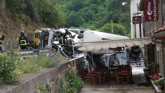 El camión volcó a la altura del kilómetro 45 de la AS-114.