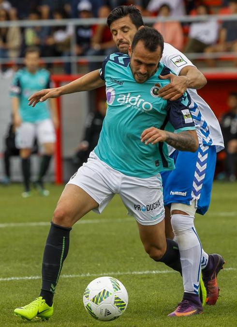 Santi Jara controla el balón ante un rival. 