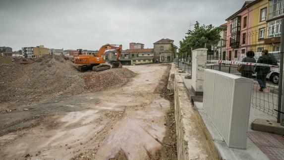 En el solar ya solo quedan escombros molidos. A la derecha, la calle Alta y al fondo de la foto se aprecia el centenario convento de las clarisas.