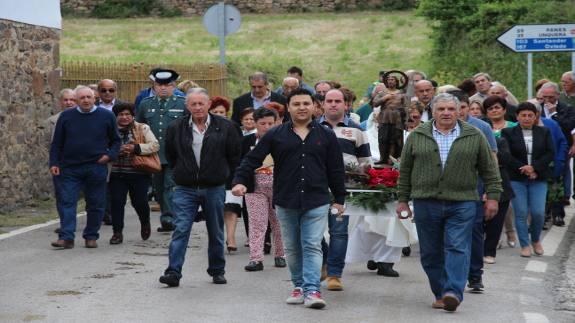 Procesión con la imagen de San Isidro Labrador.