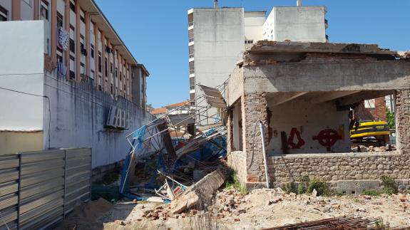 Los andamios cayeron hacia el edificio contiguo, provocando daños menores en la terraza