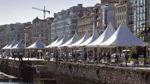 Carpas instaladas en el muelle de Castelar con motivo de la Copa del Mundo de Vela