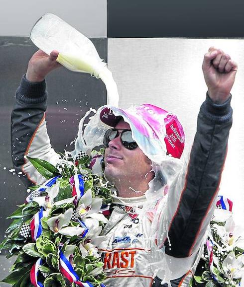 Jan Wheldon (en la foto), el ganador en 2011, se da un baño de leche, como manda la tradición en Indianápolis desde que Louis Meyer, el campeón en 1936, pidió un vaso de leche