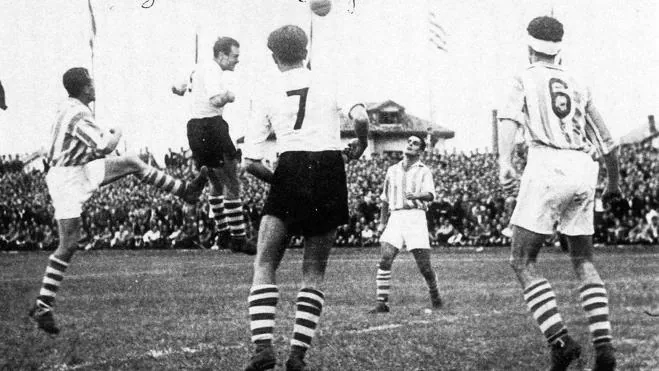 1944 es el año del primer play off del Racing. En la imagen, un partido de Liga ante la Gimnástica.