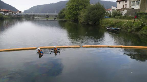 Loas barreras de contención que se instalaron ayer, lunes, en el río Deva.