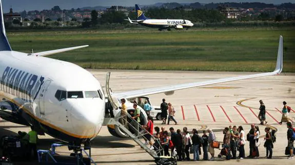 Un grupo de pasajeros toma un avión de Ryanair en la pista del Seve Ballesteros