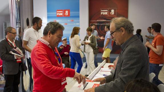 Un militante socialista cántabro votando, el pasado fin de semana, en las primarias del partido