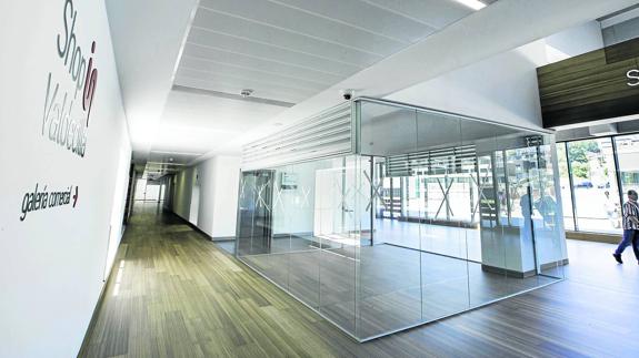 El pasillo de entrada a las Tres Torres alojará cuatro de los locales comerciales de la galería, el resto se distribuye por la zona paralela a él. 