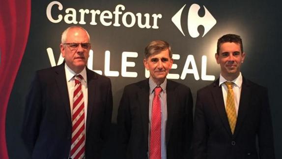 De izquierda a derecha, Jesús del Castillo, director de Carrefour en Santander, Emilio Muñoz, director regional de Carrefour España y Antonio Ballester, responsable regional de recursos humanos, durante la presentación del nuevo hipermercado