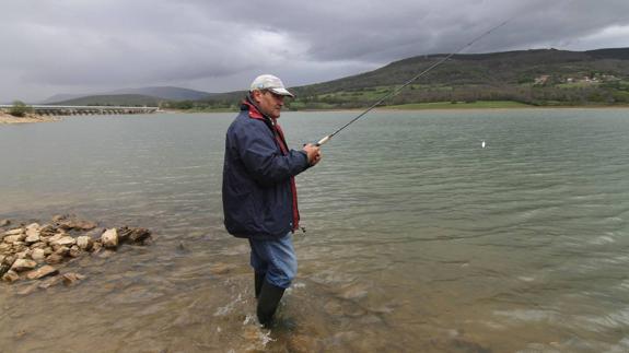 Un pescador en el Pantano del Ebro, a principios de mayo.