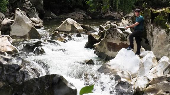 Río Híjar, muy bajo de caudal, a su paso por Reinosa.