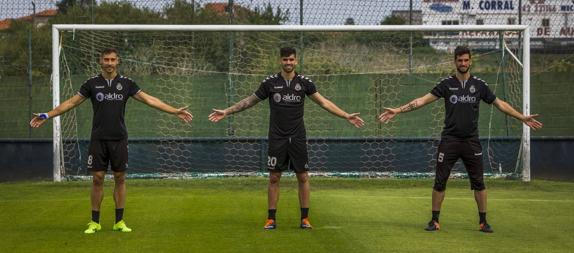 Samuel Llorca, Israel Puerto y Mikel Santamaría, los tres centrales que pugnaban por ser titulares hoy en el eje de la defensa. :: Celedonio