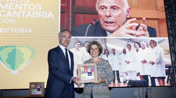 Miguel Antoñanzas, de Viesgo, entregó el premio Trayectoria Emprendedora a Ana Arroyo, responsable de Laboratorios Arroyo. 
