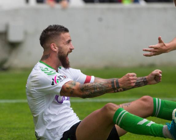 Borja Granero celebra el pasado domingo uno de los goles de Aquino. 