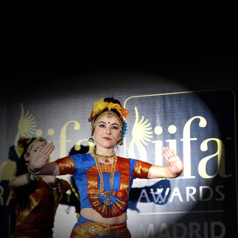 Una bailarina participa en la presentación de los premios Bollywood en Madrid