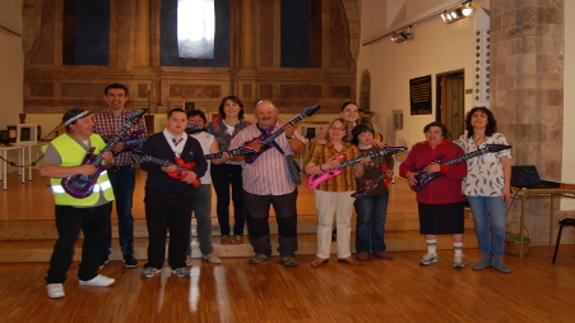 Integrantes del grupo 'Viviendo' junto a responsables del departamento de Servicios Sociales de la Mancomunidad de Liébana y Peñarrubia. 