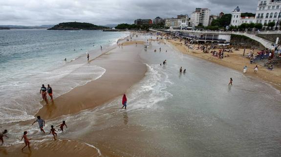 Pleamar en la Primera playa de El Sardinero