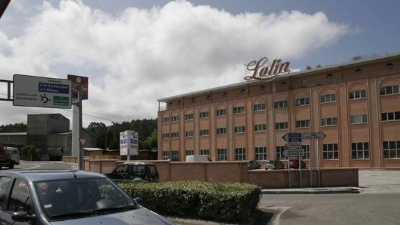 Imagen del actual edificio de Conservas Lolín situado en la entrada sur de Castro Urdiales. 