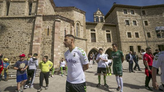 Samuel Llorca, Iván Crespo y Sergio Ruiz, en Santo Toribio, antes de la toma de la foto oficial de la temporada.