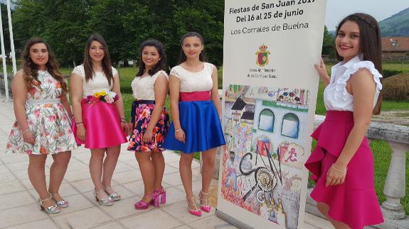 Patricia, Alicia, Tamara, Susana y, al otro lado del cartel de fiestas, la reina, Paula