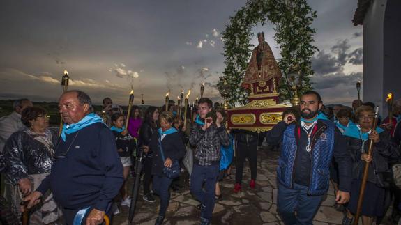 La pasada semana la Virgen del Mar fue trasladada desde su ermita a la iglesia de San Román y este lunes regresará otra vez a la Virgen del Mar. 