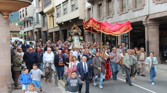 El Lignum Crucis y la Virgen de Valmayor por las calles de la villa de Potes camino de la iglesia parroquial