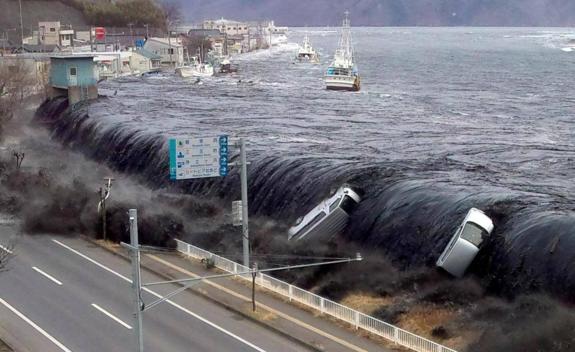 El mar supera todas las barreras en su avance incontenible durante el tsunami que sufrió Japón en 2011.