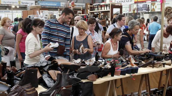 Un puesto de zapatos atrae la atención de varios clientes en la última Feria del Stock.