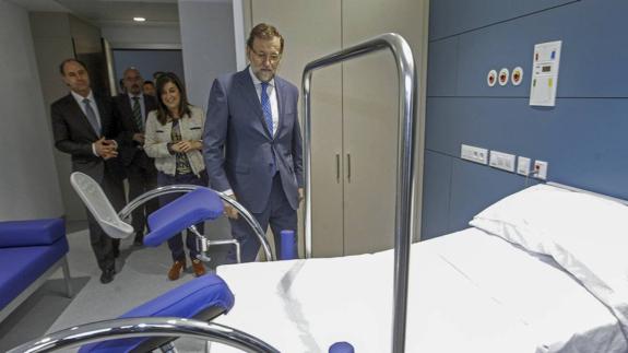 El presidente delGobierno, Mariano Rajoy, visitó Valdecilla hace dos años junto a María José Sáenz de Buruaga e Ignacio Diego. 