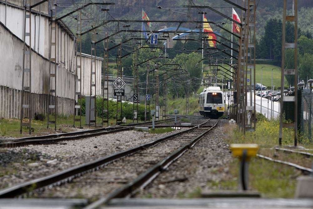 Vías del tren a la altura de Torrelavega.