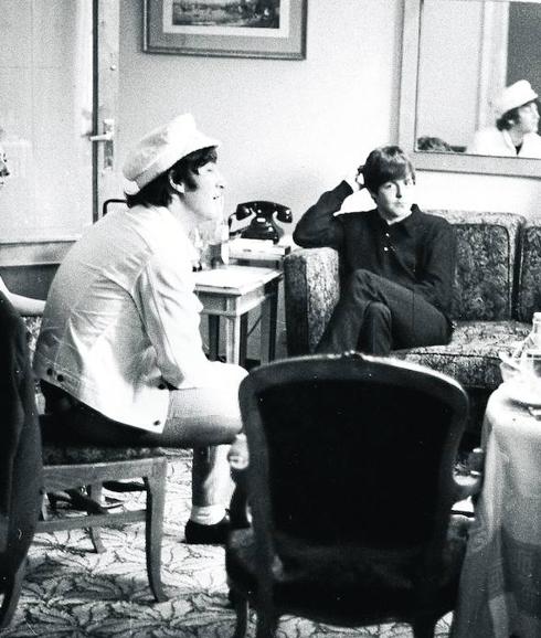 Paul McCartney y John Lennon en su habitación del Hotel Avenida Palace, Barcelona, 1965