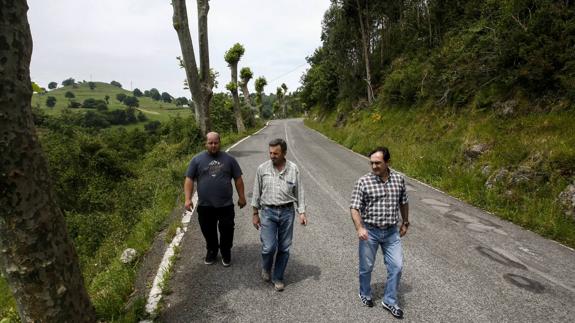 Tres vecinos, Ricardo Ruiz, José Luis González y Francisco Casuso, muestran el pésimo estado de la carretera.