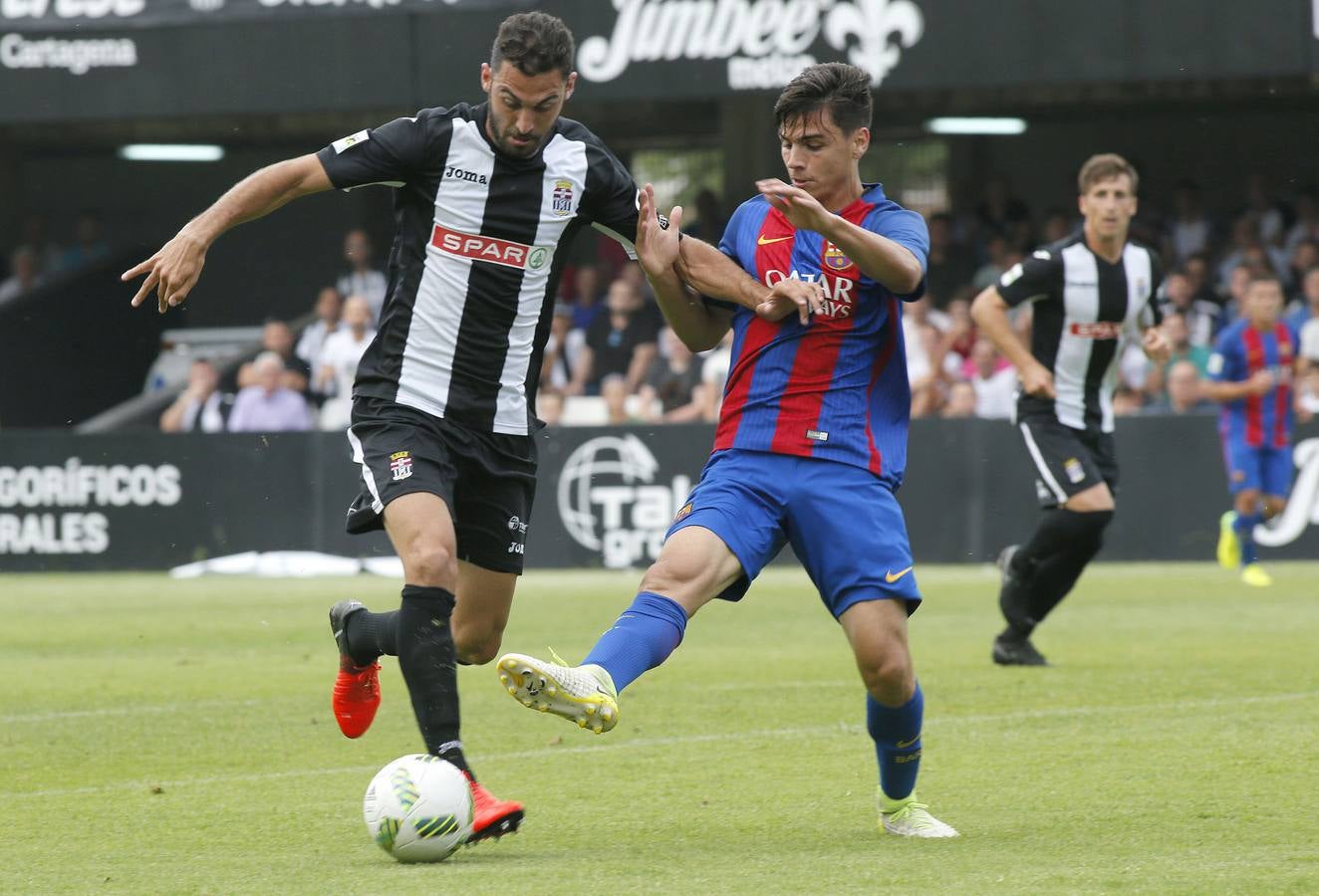 Sarsanedas, a la derecha, trata de arrebatar el balón a un jugador del Cartagena.