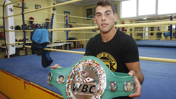 Sergio García posa con el cinturón del WBC. 