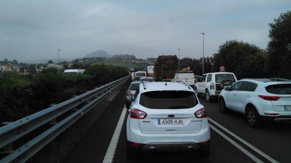 Colas provocadas por este accidente a la altura de Arce.