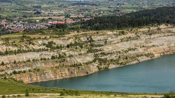 Embalse artificial creado al inundar parte de la antighua mina de Reocín.