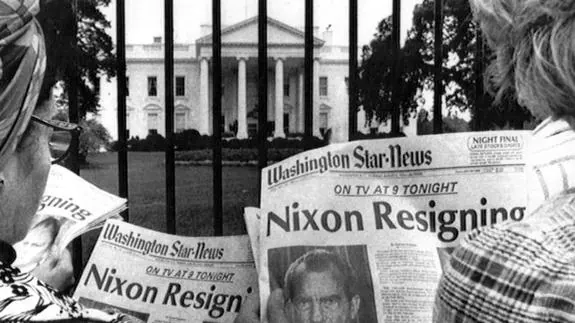 Dos mujeres leen frente a la Casa Blanca las portadas que anuncian la dimisión de Nixon por el ‘caso Watergate’, que destaparon Bob Woodward y Carl Bernstein.