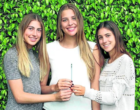 Susana Cappello, Carolina Baigorri y Victoria Roca posan orgullosas con su invento. 