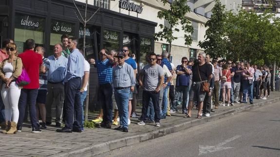 Desde primera hora de la mañana, los aficionados formaron una larga fila que se extendió por todo el lateral del estadio.