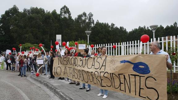 Trabajadores del CAD de Sierrallana durante uno de los parones